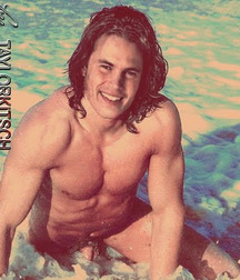 Taylor Kitsch 5c93d666c8481.jpg