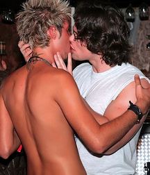 Boys Kissing, guys toros 5e304cbb7469c.jpg