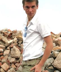 Maximilian 5d49c761ec820.jpg