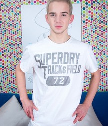 Boy onaniert und ejakuliert 5df7cdb20f872.jpg