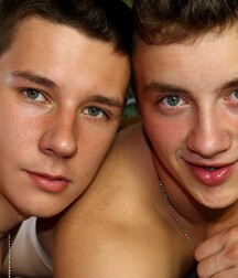 Gay Porn Junge Männer befriedigen sich gegenseitig 61b255f8a57bf.jpg