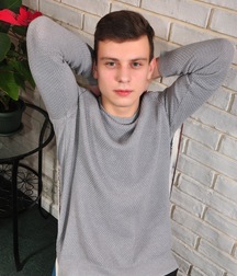 Kellan rubbelt sich zum Orgasmus Gay Porn 622384e807732.webp
