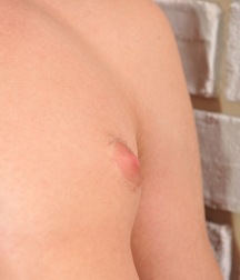 Kellan rubbelt sich zum Orgasmus Gay Porn 6223854b40b50.jpg