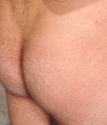 Kellan rubbelt sich zum Orgasmus Gay Porn 62238632e56d8.jpg