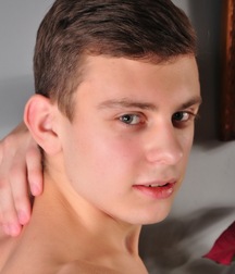 Kellan rubbelt sich zum Orgasmus Gay Porn 622386fec60f4.jpg