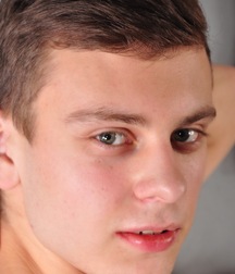 Kellan rubbelt sich zum Orgasmus Gay Porn 622387022b956.jpg