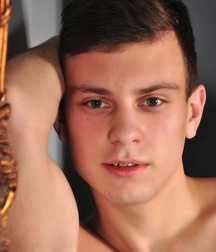 Kellan rubbelt sich zum Orgasmus Gay Porn 6223873e63926.jpg