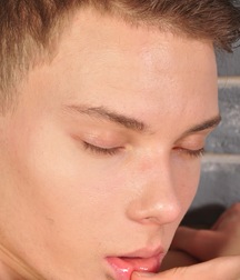 Gage bekommt einen kräfigen Orgasmus Gay Porn 622dcf287c746.jpg