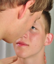 Heisse junge Männer bringen sich gegenseitig zu ejakulieren  623f395a65136.jpg