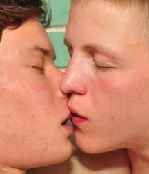 Heisse junge Männer bringen sich gegenseitig zu ejakulieren  623f3bed472ca.jpg