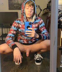 It's Friday Boys 260221 0050 101 gay porn tube selfie 6038457a4a7d7.jpeg