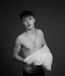 Cute British Popstar Hrvy straight boy tube 6062402ddca9c.jpeg