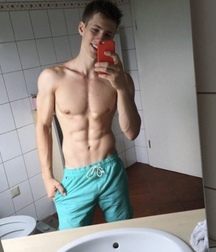 Selfies  5ce3a739d2904.jpeg