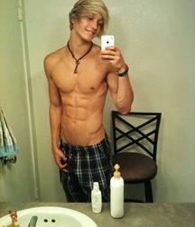 Hot Boys 09 5cca0da2e6bad.jpg