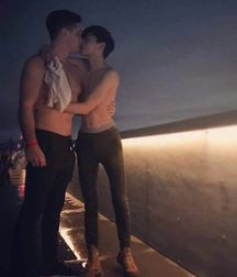 That kiss! 5c8e5b3ab5705.jpg
