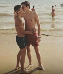 That kiss! 5c8e5b44db9ca.jpg
