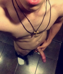 K06 Selfies Face Body Cocks Feet 5c9e3bff9a73e.png