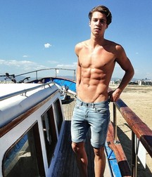 Shirtless Jeans 5df64c7e508d9.jpg