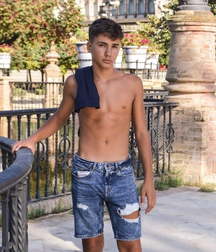Shirtless Jeans 5df64cf3ec387.jpg