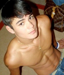 Shirtless Jeans 5df64fcf9fe08.jpg