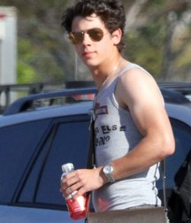 Nick Jonas: From Cutie to Stud 5da27725b29f4.jpg