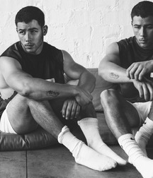 Nick Jonas: From Cutie to Stud 5da27758514bf.jpg