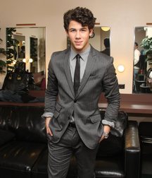 Nick Jonas: From Cutie to Stud 5da2777db771a.jpg