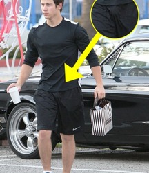 Nick Jonas: From Cutie to Stud 5da27782182de.jpg