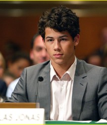 Nick Jonas: From Cutie to Stud 5da27799c01eb.jpg