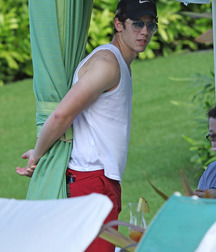 Nick Jonas: From Cutie to Stud 5da277a66b199.jpg