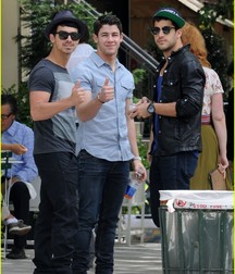 Nick Jonas: From Cutie to Stud 5da277ae33bac.jpg