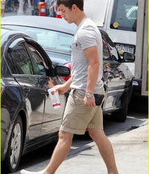 Nick Jonas: From Cutie to Stud 5da277b0b4323.jpg