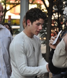 Nick Jonas: From Cutie to Stud 5da277d5b4680.jpg