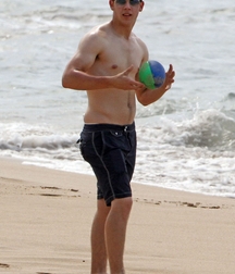 Nick Jonas: From Cutie to Stud 5da277e64c160.jpg