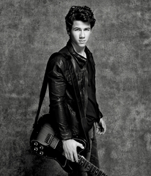 Nick Jonas: From Cutie to Stud 5da2780ce681e.jpg