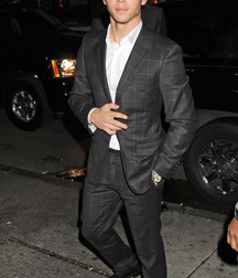 Nick Jonas: From Cutie to Stud 5da2782e3db78.jpg