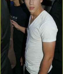 Nick Jonas: From Cutie to Stud 5da278302d255.jpg