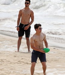 Nick Jonas: From Cutie to Stud 5da2783b4ca8c.jpg