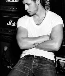 Nick Jonas: From Cutie to Stud 5da27895a8f4a.jpg