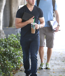 Nick Jonas: From Cutie to Stud 5da278ae313dd.jpg