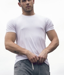 Nick Jonas: From Cutie to Stud 5da278b19c027.jpg