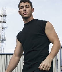 Nick Jonas: From Cutie to Stud 5da278b42ffcd.jpg
