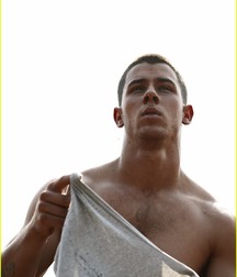 Nick Jonas: From Cutie to Stud 5da278b796439.jpg