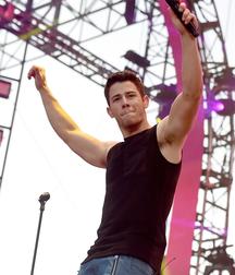 Nick Jonas: From Cutie to Stud 5da278ba0b469.jpg