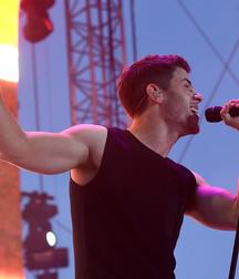 Nick Jonas: From Cutie to Stud 5da278bd2c9b7.jpg