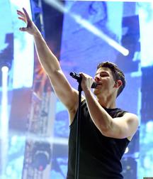 Nick Jonas: From Cutie to Stud 5da278c068bed.jpg