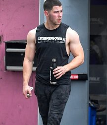 Nick Jonas: From Cutie to Stud 5da27980cb0f0.jpg