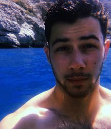Nick Jonas: From Cutie to Stud 5da279afbd2c2.jpg