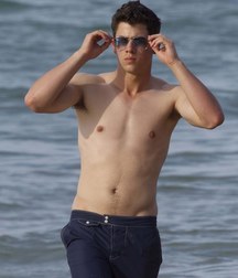 Nick Jonas: From Cutie to Stud 5da279c44273c.jpg