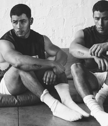 Nick Jonas: From Cutie to Stud 5da27a0fb8f36.jpg
